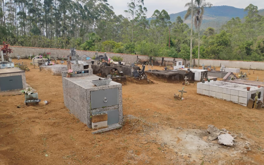 Governo Municipal realiza limpeza do Cemitério Municipal da Guapiara.