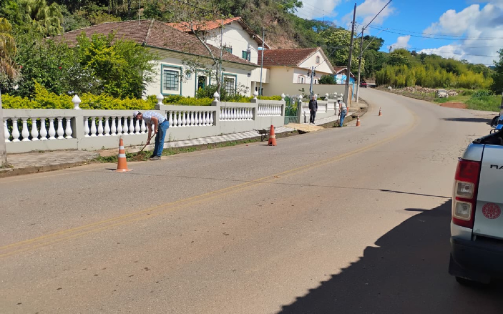 Governo Municipal segue realizando importantes serviços de manutenção urbana.